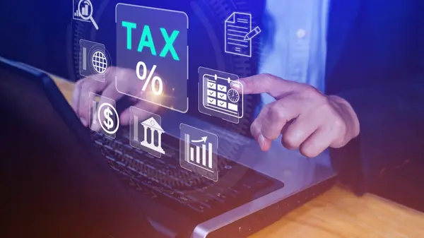Unternehmen Verwenden Den Computer Das Individuelle Einkommensteuererklärungsformular Online Für Die — Stockfoto