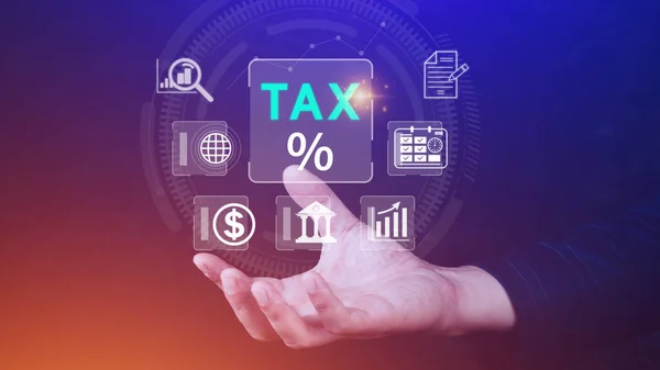 税金の支払いのためにオンラインで個々の所得税申告書を完了するためにコンピュータを使用するビジネス データ分析 ペーパーワーク 財務調査 計算税還付 — ストック写真