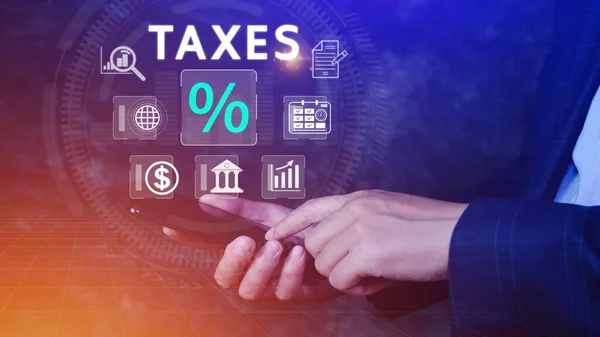 企业使用智能手机在网上填写个人所得税报税表以支付税款 数据分析 文书工作 财务研究 计算报税表 — 图库照片