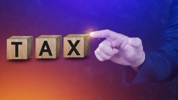 Бизнесмен Выбирает Деревянные Блоки Словом Tax Концепция Снижения Налоговой Нагрузки — стоковое фото