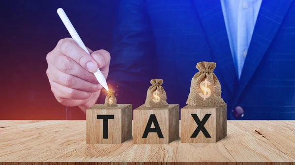 Бизнесмен Выбирает Деревянные Блоки Словом Tax Концепция Снижения Налоговой Нагрузки — стоковое фото