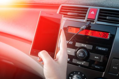 El ele tutuşan akıllı telefon, insanlar araba sürerken telefona basıyor.