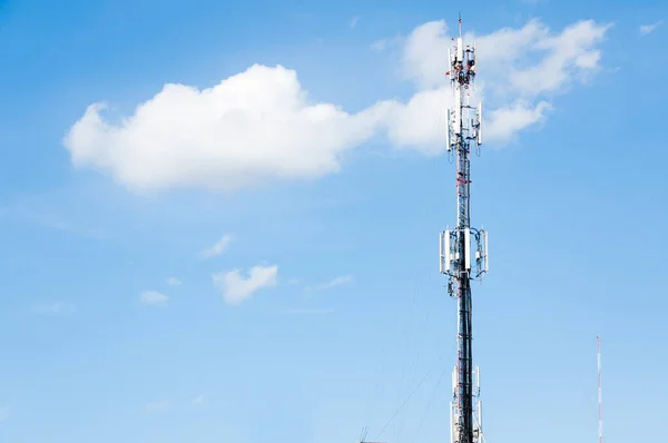 Radiozenders Mobiele Telefoon Antenne Communicatie Torens Met Blauwe Hemelachtergrond — Stockfoto