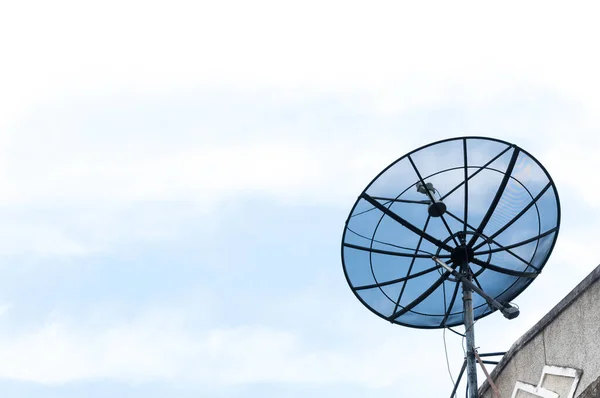 Antena Parabólica Telhado — Fotografia de Stock