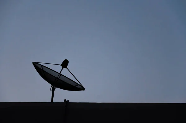 Satelliet Schotel Communicatie Silhouet Achtergrond — Stockfoto