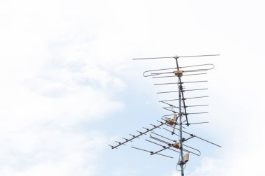 Bulut mavi gökyüzü arkaplanındaki televizyon anteni