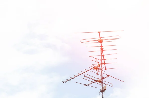 Televisie Antenne Wolkenblauwe Lucht Achtergrond — Stockfoto