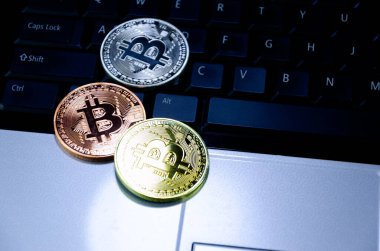 Bilgisayar klavyesindeki bitcoin paralar, elektronik sanal para ve madencilik kripto para kavramının sembolü. Para şifreli para birimi bitcoin kavramı. Klavye üzerindeki Bitcoin.