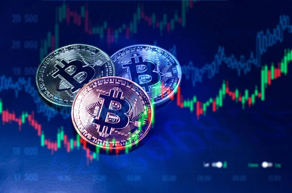 Grafik grafiğinin ticaret grafiği, elektronik sanal para ve madencilik kripto para kavramının sembolü olan bitcoin sikkeleri. Para kripto para birimi bitcoin konsepti, Seçici Odak
