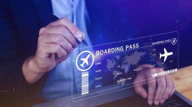 İş adamı uçak biletlerine dokunuyor, uçak biletlerini kontrol ediyor, uçak biletlerini kontrol ediyor, online uçuş konseptini ayırtıyor.