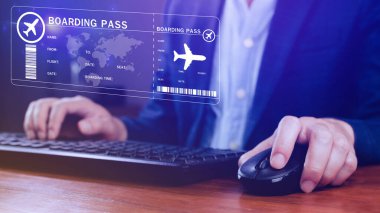 İş adamı uçak biletlerine dokunuyor, uçak biletlerini kontrol ediyor, uçak biletlerini kontrol ediyor, online uçuş konseptini ayırtıyor.