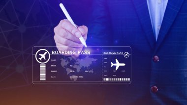 İş adamı uçak biletlerine dokunuyor, uçak biletlerini kontrol ediyor, uçak biletlerini kontrol ediyor, online uçuş konseptini ayırtıyor.