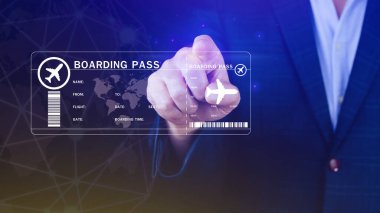 İş adamı uçak biletlerine dokunuyor, uçak biletlerini kontrol ediyor, uçak biletlerini kontrol ediyor, online uçuş konseptini ayırtıyor.