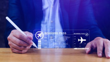 İş adamı uçak biletlerine dokunuyor, uçak biletlerini kontrol ediyor, uçak biletlerini kontrol ediyor, online uçuş konseptini ayırtıyor.