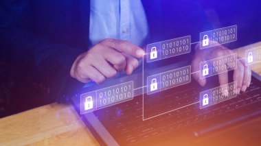 İşadamı şifreli bloklar zinciri ile bir dizüstü bilgisayar kullanarak çevrimiçi ödemeler ve para transferi için şifreli bloklar ve bitcoin kullanıyor..