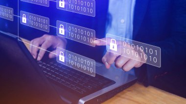 İşadamı şifreli bloklar zinciri ile bir dizüstü bilgisayar kullanarak çevrimiçi ödemeler ve para transferi için şifreli bloklar ve bitcoin kullanıyor..