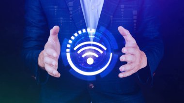 İşadamı Wi-Fi ikonu kullanıyor. Sosyal ağ iş iletişimi kavramı, kablosuz kablosuz konsept ücretsiz ağ internet kavramı.