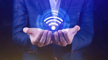 İşadamı Wi-Fi ikonu kullanıyor. Sosyal ağ iş iletişimi kavramı, kablosuz kablosuz konsept ücretsiz ağ internet kavramı.