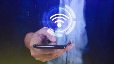 İş adamı Wi-Fi ikonlu akıllı telefon kullanıyor. Sosyal ağ iş iletişimi kavramı, kablosuz kablosuz konsept ücretsiz ağ internet kavramı.