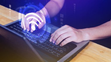 İş adamı Wi-Fi ikonu kullanıyor. Sosyal ağ iş iletişimi kavramı, kablosuz kablosuz konsept ücretsiz ağ internet kavramı.