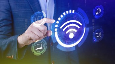 İş adamı Wi-Fi ikonu kullanıyor. Sosyal ağ iş iletişimi kavramı, kablosuz kablosuz konsept ücretsiz ağ internet kavramı.