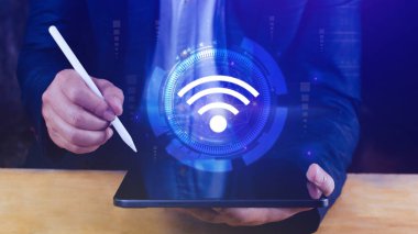 İş adamı Wi-Fi ikonu kullanıyor. Sosyal ağ iş iletişimi kavramı, kablosuz kablosuz konsept ücretsiz ağ internet kavramı.