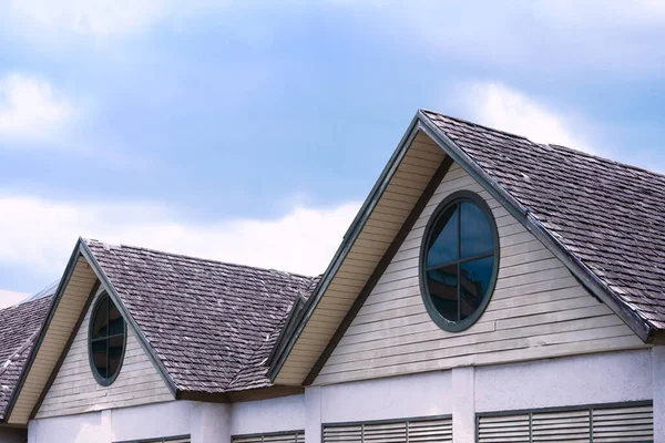 Schöne Hölzerne Hausdach Mit Einem Runden Fenster Auf Blauem Himmel — Stockfoto