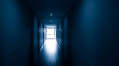Koridor (patika, koridor) koridorda bir pencereye bakan bir otel odasında. Tünelin sonundaki ışık..