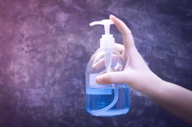 Alkol jeli ya da antibakteriyel sabun dezenfektanı ile el ele tutuşmak. Hijyen konsepti. Mikropların ve bakterilerin yayılmasını önler ve korona virüsünü önler.