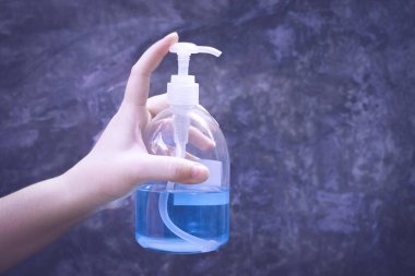 Alkol jeli ya da antibakteriyel sabun dezenfektanı ile el ele tutuşmak. Hijyen konsepti. Mikropların ve bakterilerin yayılmasını önler ve korona virüsünü önler.