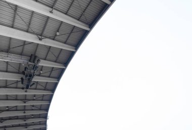 Stadyumun çatısına bak, stadyumun çatısı gölgeli, stadyumun inşaatının elementleri.