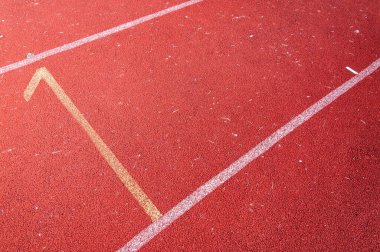 Kırmızı koşu pistinde, koşu pistinde, doğrudan atletizm pistinde, Sport Stadyumu 'nda...