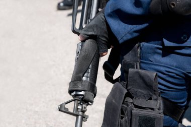 Otomatik silahlı bir asker. Askeri harekata hazırlanıyor. Koruyucu teçhizat giymiş daha asker.