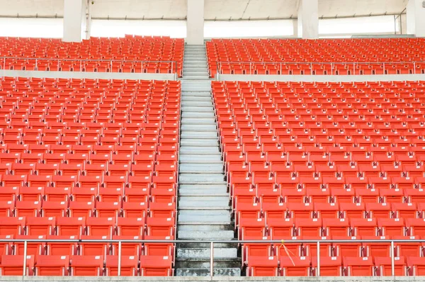 スタジアムの空のオレンジ色の座席 サッカースタジアムの座席の歩道 — ストック写真