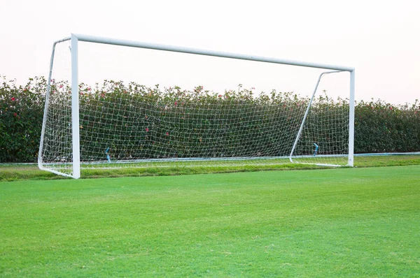フロント サッカー場 空のアマチュアフットボールゴールポストとネットの角からゴールショット — ストック写真