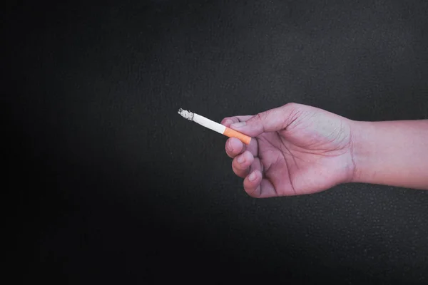 Рука Тримає Сигарету Чорному Тлі Курить Вийти Концепції Залежності — стокове фото
