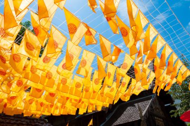 Kuzey Tayland 'daki mavi gökyüzü tapınağında Thammachak bayrağı sarısı (Wat Phan tao)