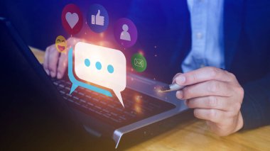 Sosyal medya ve dijital online konsept, dizüstü bilgisayar kullanmak. Tatilde yaşamak ve sosyal medyada oynamak. Sosyal Mesafe, Evden Çalışma kavramı.