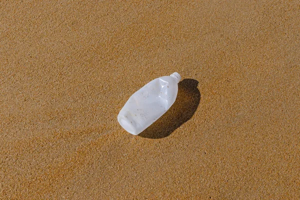 塑料水瓶被留在海滩上 成为废弃物污染的自然 塑料很难降解 破坏了生态系统 世界环境日的概念 — 图库照片