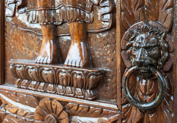 Традиційні Двері Стукають Різьблені Дерев Яні Двері Залізо Показуючи Обличчя — стокове фото