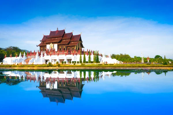 Kraliyet Çiçeği Lanna tarzında geleneksel Thai mimarisi, (Ho Kham Luang) Kraliyet Çiçek Bahçesi Pavyonu 10 Aralık 2016 Chiang Mai, Tayland