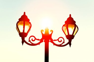 Güzel antika sokak tarzı lamba direği. Gün batımının düşük ışığından yansıyor.