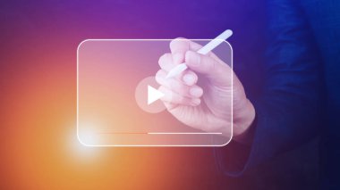 İşadamı elleri internet üzerinden yayın yapmak için, İnternet 'te video izlemek için, canlı konser, program veya özel ders için, içerik çevrimiçi.