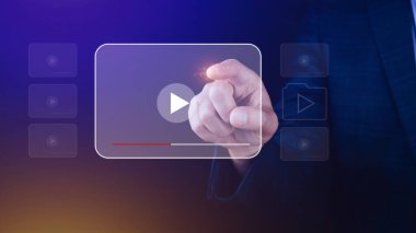 İşadamı elleri internet üzerinden yayın yapmak için, İnternet 'te video izlemek için, canlı konser, program veya özel ders için, içerik çevrimiçi.