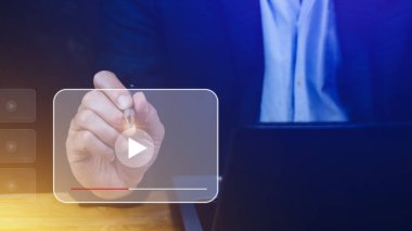 İşadamı elleri internet üzerinden yayın yapmak için, İnternet 'te video izlemek için, canlı konser, program veya özel ders için, içerik çevrimiçi.