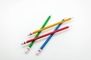 Beyaz arkaplanda yazılı sözcüğün yumruk gücüyle renkli kalem