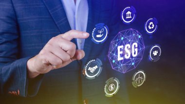 Ağ bağlantısında sürdürülebilir ve etik sektörde çevre, sosyal ve yönetim için elinde ESG simgesi konsepti, ekrandaki işadamı düğmesine basıyor.
