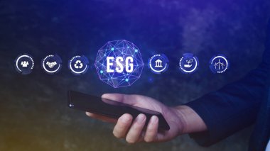 ESG simge kavramı, Network bağlantısında sürdürülebilir ve etik sektörde ESG 'yi analiz etmek için bir akıllı telefon kullanın, iş adamı ekrandaki düğmeye basın.