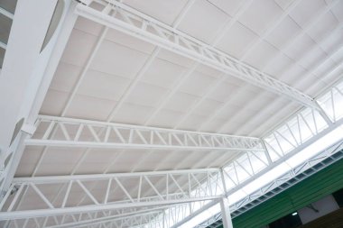 İnşaat alanında büyük çelik yapı kirişi, çatı iskeleti ve metal levha