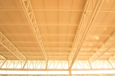 İnşaat alanında büyük çelik yapı kirişi, çatı iskeleti ve metal levha